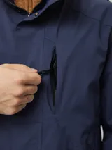 Campera 2 en 1 de diseño versátil, compuesta por una capa exterior náutica y una capa interior de nylon desmontable. Cuenta con cierre frontal con solapa de broches, capucha integrada y bolsillos laterales con cierre.