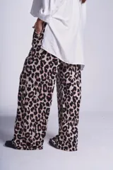 Pantalón de lanilla soft con estampado animal print y elástico en la cintura.