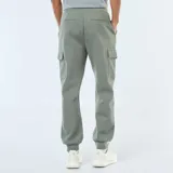 Pantalón de jogging verde con bolsillos cargo laterales y tobillos ajustados.