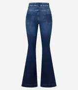 Pantalón de jean acampanado de tiro alto, color azul oscuro, con bolsillos delanteros y traseros, y cierre con botón y cremallera.