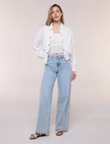 Camperita bomber de lyocell con textura suave, color azul marino, cuello camisero, cierre frontal con botones a presión, bolsillos laterales con solapa, mangas largas con puños elásticos y pretina fruncida en el ruedo.