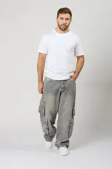 Pantalón cargo baggy de denim en color gris claro, con múltiples bolsillos laterales en las piernas y corte holgado.