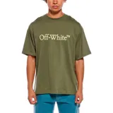 Camiseta de corte oversize color verde oliva, con cuello redondo y logo de la marca estampado en el pecho en tono claro.