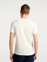Camiseta de manga corta con cuello redondo, confeccionada en tejido de punto con textura de rayas verticales sutiles.