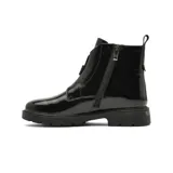 Bota corta de estilo casual, confeccionada en material sintético con acabado charol brillante. Presenta un cierre frontal central y una suela de goma dentada con plataforma baja.