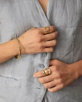 Anillo de diseño orgánico con forma irregular que evoca texturas marinas, con estructura abierta y acabado brillante.