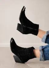 Bota corta de cuero vacuno color marrón topo, con diseño de estilo western, taco cuadrado de 7 cm y puntera metálica decorativa. Cuenta con cierre lateral interno para facilitar el calce.