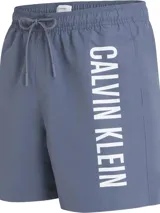 Short de baño azul con cintura elástica ajustable con cordón y logo de Calvin Klein estampado en blanco en la pierna derecha.
