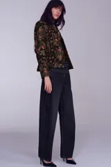 Jeans de tiro medio confeccionados en denim con efecto lavado, diseño de pernera curva y corte recto. Cuenta con cinco bolsillos, trabillas en la cintura y cierre frontal con cremallera y botón metálico.