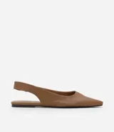 Zapatilla slingback destalonada de punta fina, confeccionada en cuero color tostado, con taco plano de baja altura.