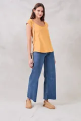 Remera de algodón peinado color camel, con ajuste al cuerpo, escote redondo con detalle calado y mangas cortas.