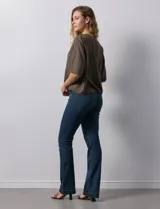 Blusa blanca de lyocell con escote en V y mangas cortas.