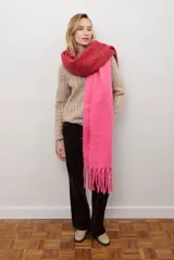 Buzo de tejido de punto en color azul con diseño geométrico texturizado, cuello redondo y mangas largas.