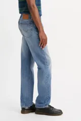 Jean de corte recto y relajado, con diseño de cinco bolsillos y cierre de bragueta. Presenta un lavado azul clásico con efecto desgastado.