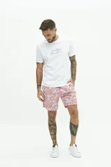 Short de baño de largo medio, con estampado de rayas verticales en tonos celeste y blanco. Posee cintura elástica con cordón de ajuste negro y forro interior amarillo.