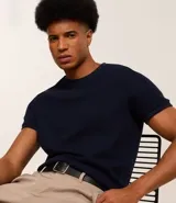 Remera masculina azul marino, de corte slim, con cuello redondo, manga corta y textura acanalada. Confeccionada en algodón sostenible.