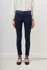 Jean ajustado de tiro alto, color azul oscuro, con acabado satinado.