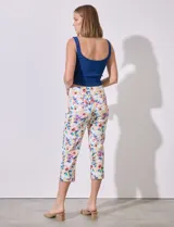 Pantalón capri de gabardina estampada, marca Zac & Rachel. Corte recto, pretina ancha elastizada.
