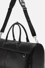 Bolso de viaje negro con textura grabada, compartimento principal con cierre de cremallera, bolsillo interior con cremallera, bolsillo frontal con cremallera y asa de hombro removible y ajustable.