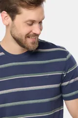 Remera de manga corta con rayas horizontales en tonos beige, azul, verde y salmón.