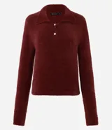 Saco de punto afelpado color bordó, de manga larga, con cuello polo y cierre frontal de dos botones.