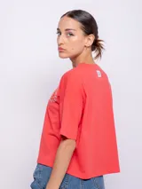 Remera corta negra de mangas cortas con estampa circular en el frente con la frase "Hardcore Happiness".