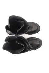 Borcego negro de caña alta con cordones y plataforma.