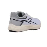 Championes deportivos unisex Diadora modelo Snipe 3, color blanco con detalles en gris claro y negro. Presentan un diseño de running con capellada de malla transpirable, logo en forma de rayo negro en los laterales y entresuela gruesa color crema.