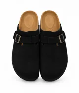 Zuecos tipo Birkenstock de color negro con diseño cerrado en la parte delantera, suela de corcho y hebilla regulable metálica.