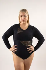 Body negro de algodón elastizado, de manga larga y escote redondo, con detalles de recortes de puntilla con patrón animal print en diagonal en el pecho y el abdomen.