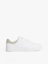 Zapatillas de tenis Tommy Hilfiger de corte bajo, confeccionadas en piel napa blanca con paneles de textura en color verde claro en el talón. Presentan suela gruesa de goma, cierre con cordones y logo metálico en bajo relieve en el lateral.
