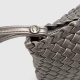 Clutch de fiesta color bronce con diseño tejido y asa de mano.