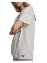 Remera Under Armour color gris claro, de manga corta y corte holgado, con estampa frontal centrada de la marca en tonos azules.