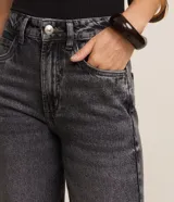 Pantalón de jean Marfinno de corte recto y largo cropped, con ajuste entallado en caderas y diseño de cinco bolsillos.
