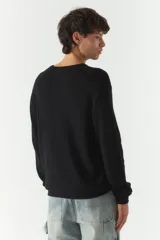 Sweater color marrón de tejido de punto con logo bordado en el pecho.