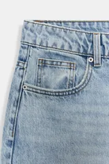 Jeans de tiro alto, color beige claro, con pierna ancha y cinco bolsillos.