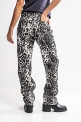 Pantalón de jean con estampado animal print de leopardo en tonos marrones y negros, de corte recto y tiro alto.