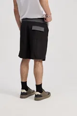 Short de baño surf fit de color salmón, con cintura fija, cordón ajustable en contraste y corte amplio.