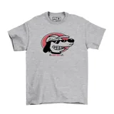 Remera de algodón gris con estampa frontal de un perro con gorra y lentes de sol sobre un círculo rojo.