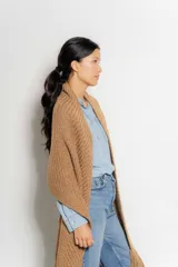 Chal tejido color beige con diseño de espiga.