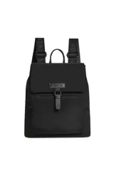 Mochila negra con solapa y cierre de hebilla decorativa, bolsillo frontal con cierre, correas ajustables con inscripciones de la marca y asa superior.