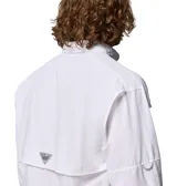 Camisa de pesca Columbia Bahama II de manga larga, color blanco, con cuello abotonado, múltiples bolsillos frontales y aberturas de ventilación. Cuenta con tecnología de protección solar y mangas convertibles a cortas.