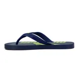 Chinelas de goma azul marino con estampado de palmeras en gris y detalles en amarillo flúor.