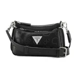 Cartera bandolera Guess modelo Holly de color negro, confeccionada en cuero sintético con estampado en relieve de logotipos de la marca. Cuenta con dos compartimentos principales con cierre superior, herrajes metálicos plateados, un bolsillo frontal con cierre y el distintivo logo triangular de la marca en la parte delantera. Incluye una correa ajustable y desmontable.