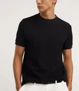 Remera color arena de corte regular, cuello redondo y manga corta. Tejido con textura vertical.