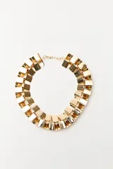 Gargantilla dorada con eslabones rectangulares grandes dispuestos en dos filas.