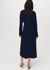 Vestido midi azul marino, de corte evasé, con cuello camisero, manga larga y cierre delantero con botones ocultos. Incluye un cinturón ajustable delgado.