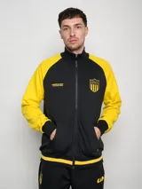 Campera deportiva de felpa negra con mangas amarillas en contraste y escudo del Club Atlético Peñarol estampado en el pecho.