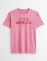 Remera de manga corta color fucsia, con cuello redondo y estampa frontal con diseño botánico y texto alusivo a la marca.