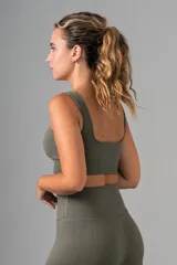 Top deportivo verde oliva, con breteles anchos y escote cuadrado.